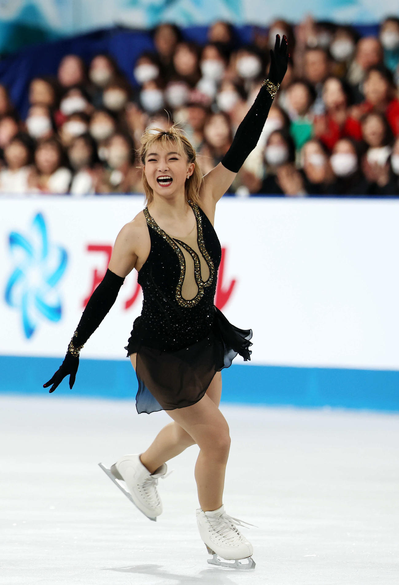 女子フリー　笑顔で演技を披露する坂本（撮影・宮地輝）