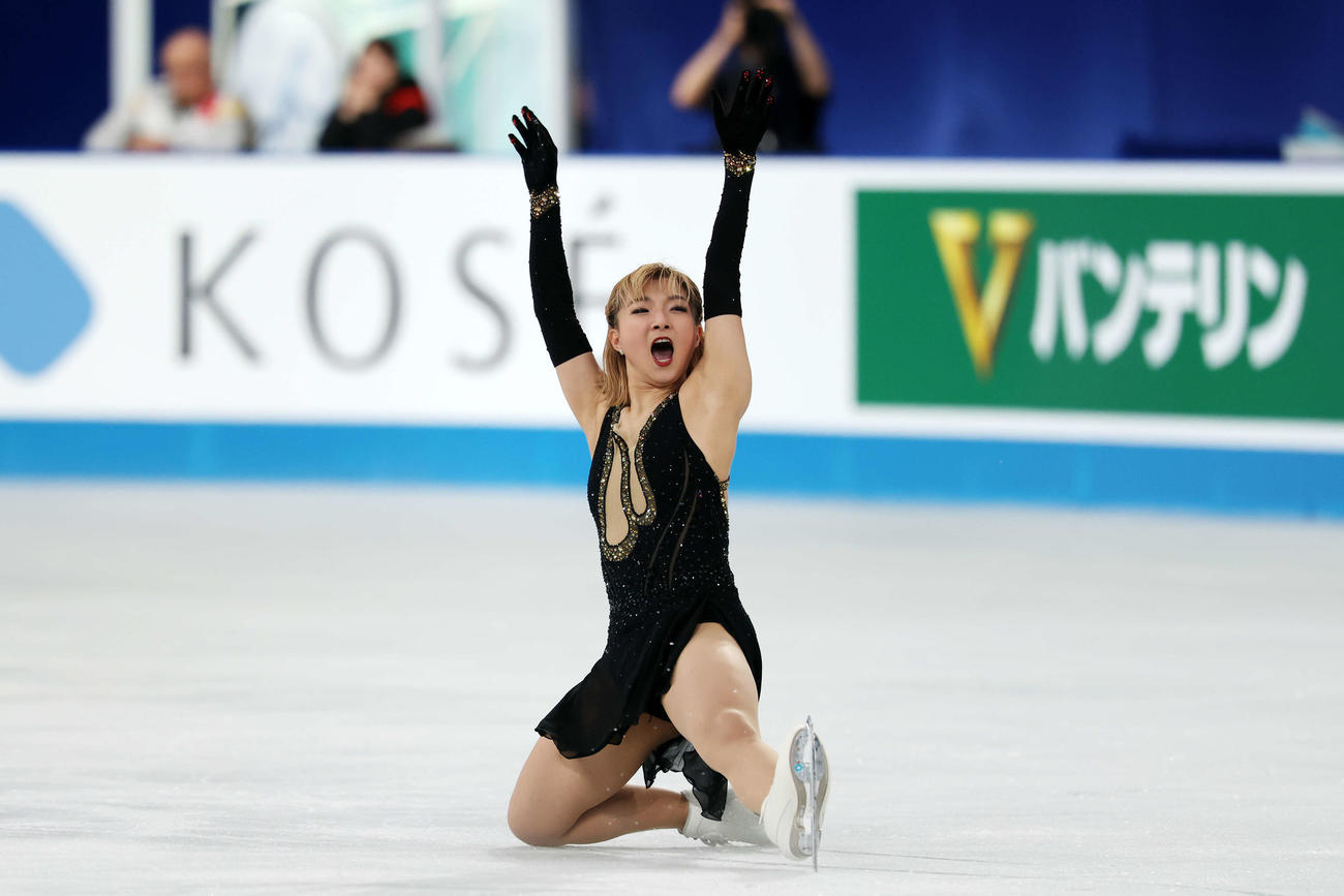 女子フリー　華麗な演技を披露する坂本（撮影・宮地輝）