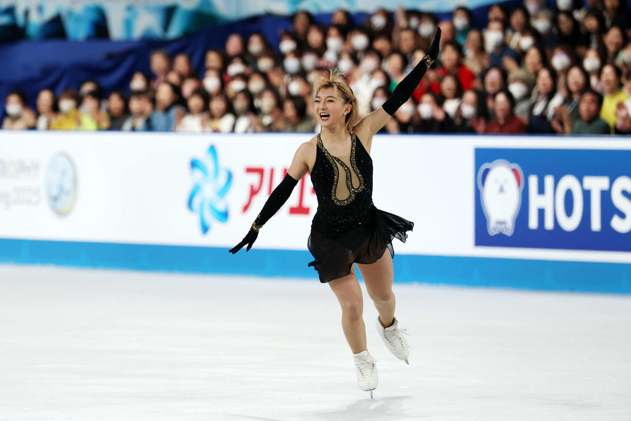 女子フリー　笑顔で演技を披露する坂本（撮影・宮地輝）