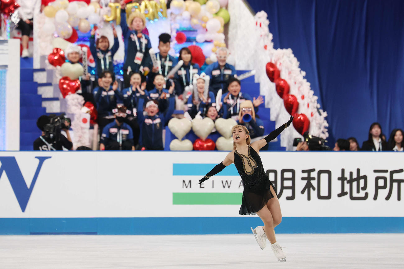女子フリー　華麗な演技を披露する坂本（撮影・宮地輝）