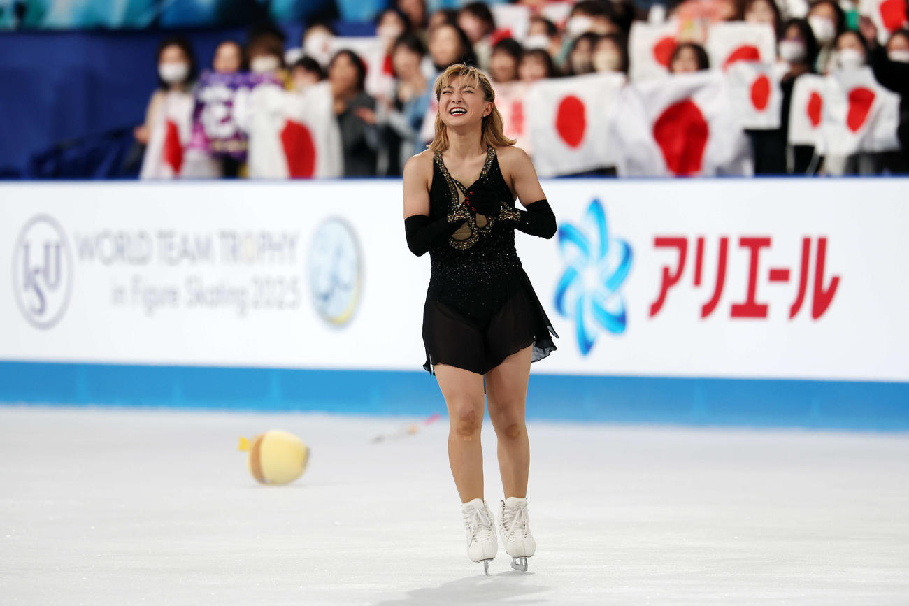 女子フリー　華麗な演技を披露し笑顔を見せる坂本（撮影・宮地輝）