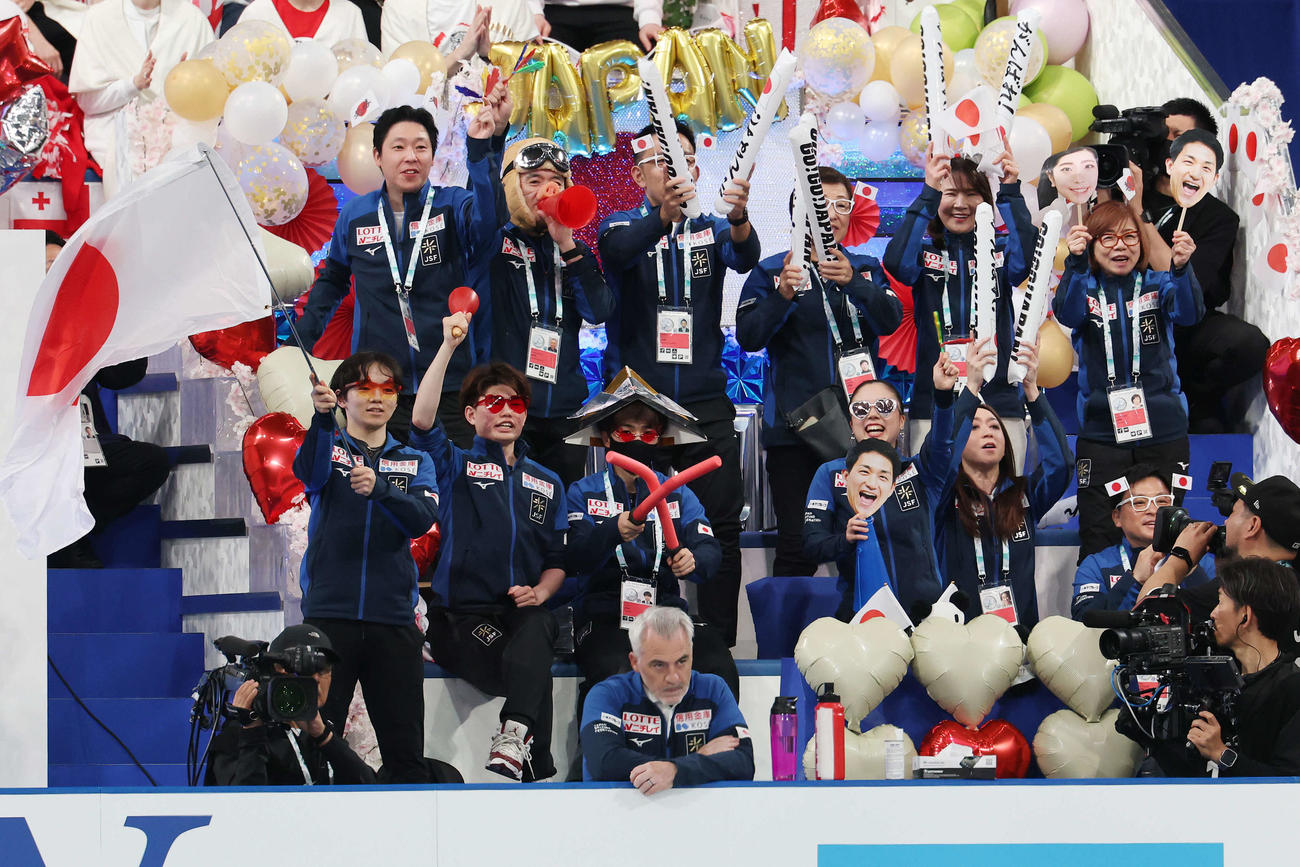 ペアフリー　三浦、木原組を応援する日本チーム（撮影・宮地輝）