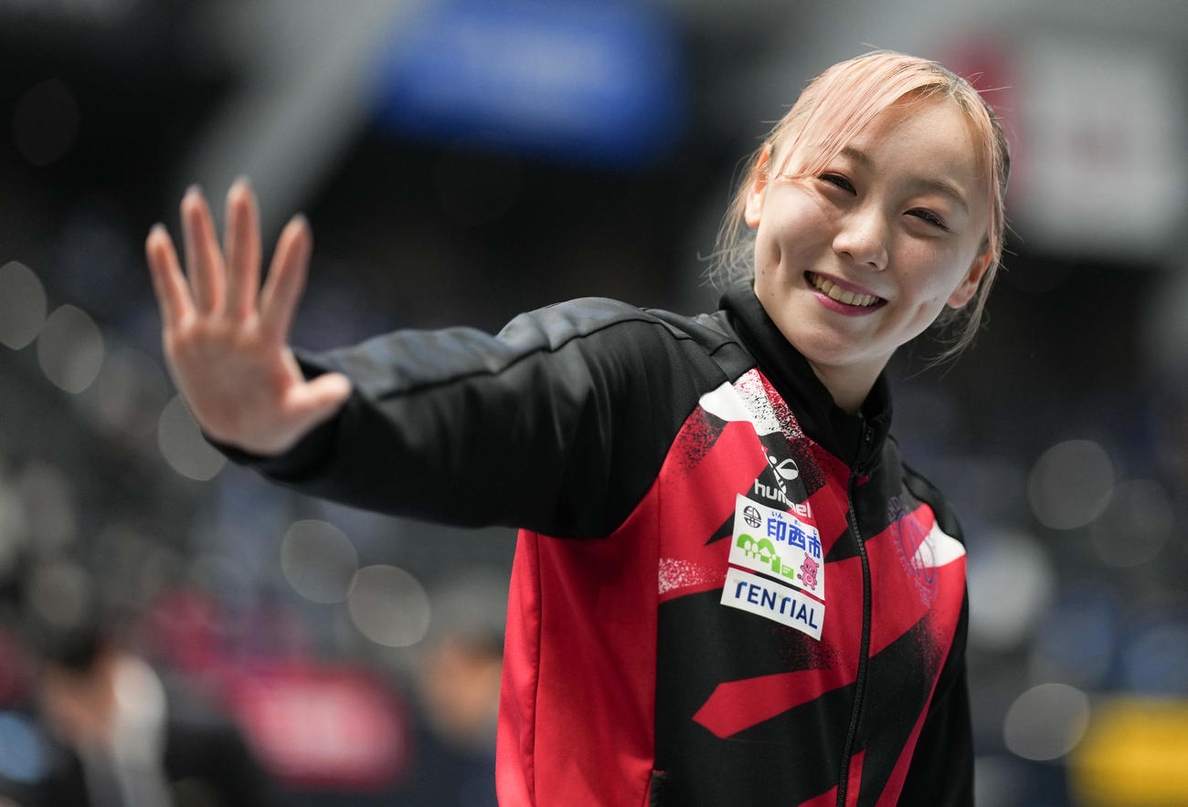 女子決勝　笑顔で手を振り場内1周する宮田（撮影・鈴木みどり）