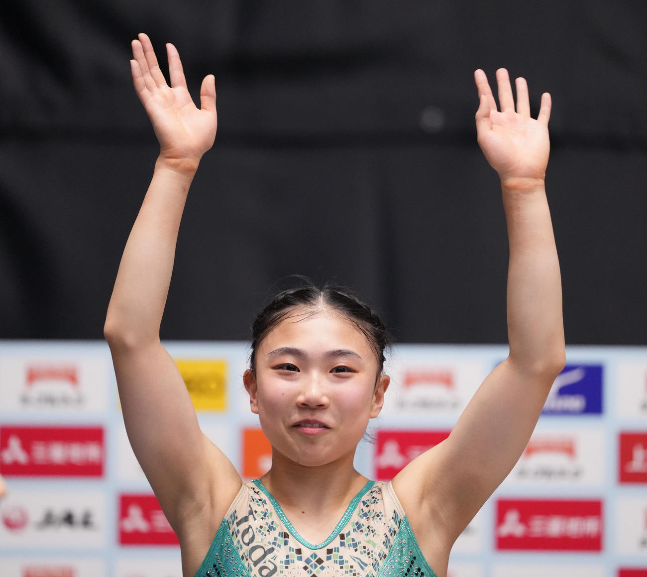女子決勝　優勝し、声援に応える岸（撮影・鈴木みどり）