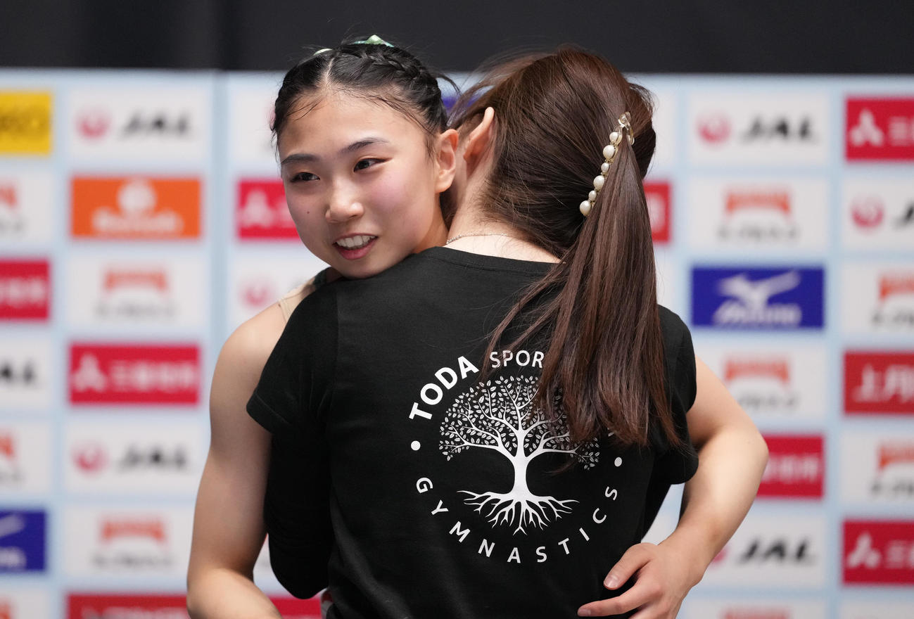 女子決勝　優勝し、笑顔でハグする岸（撮影・鈴木みどり）