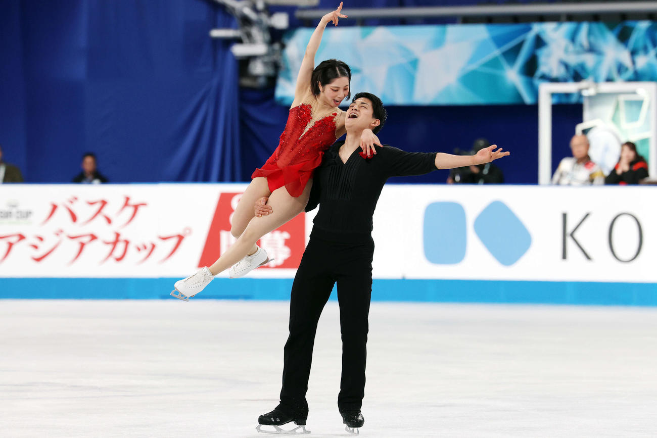 ペアフリー　華麗な演技を披露する三浦、木原組（撮影・宮地輝）