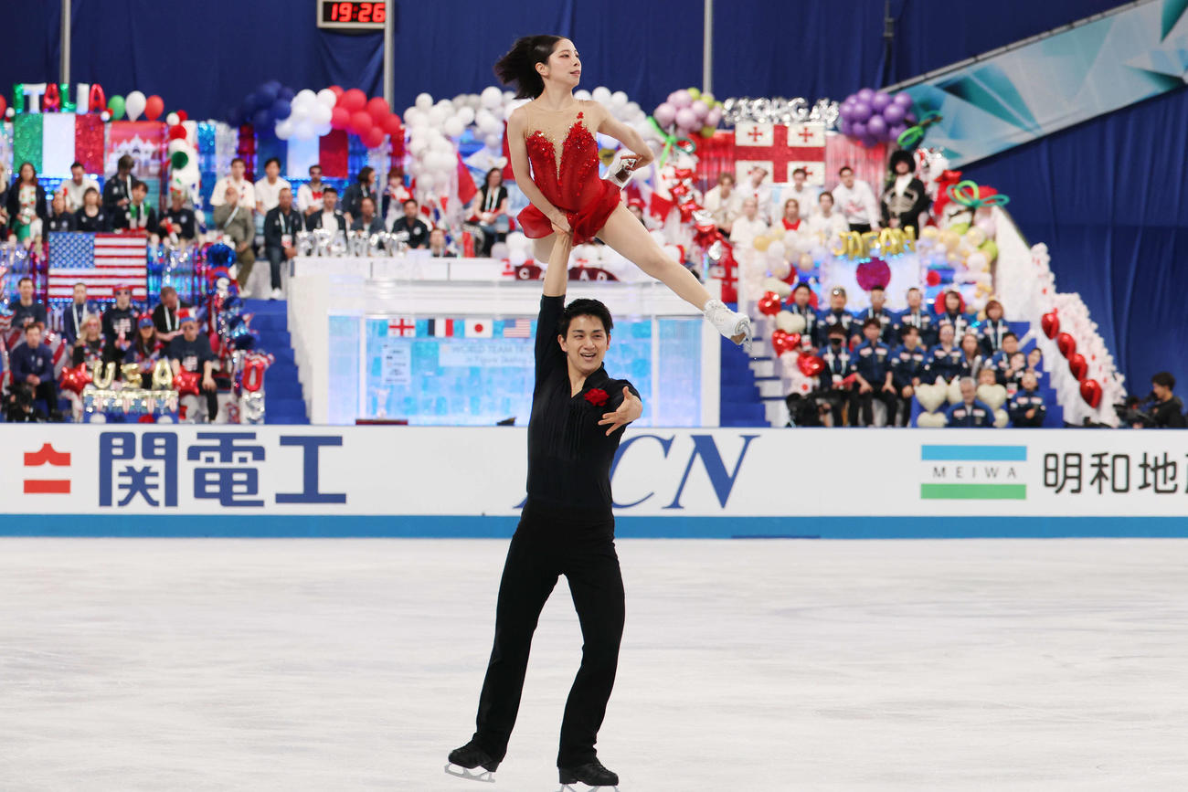 ペアフリー　華麗な演技を披露する三浦、木原組（撮影・宮地輝）