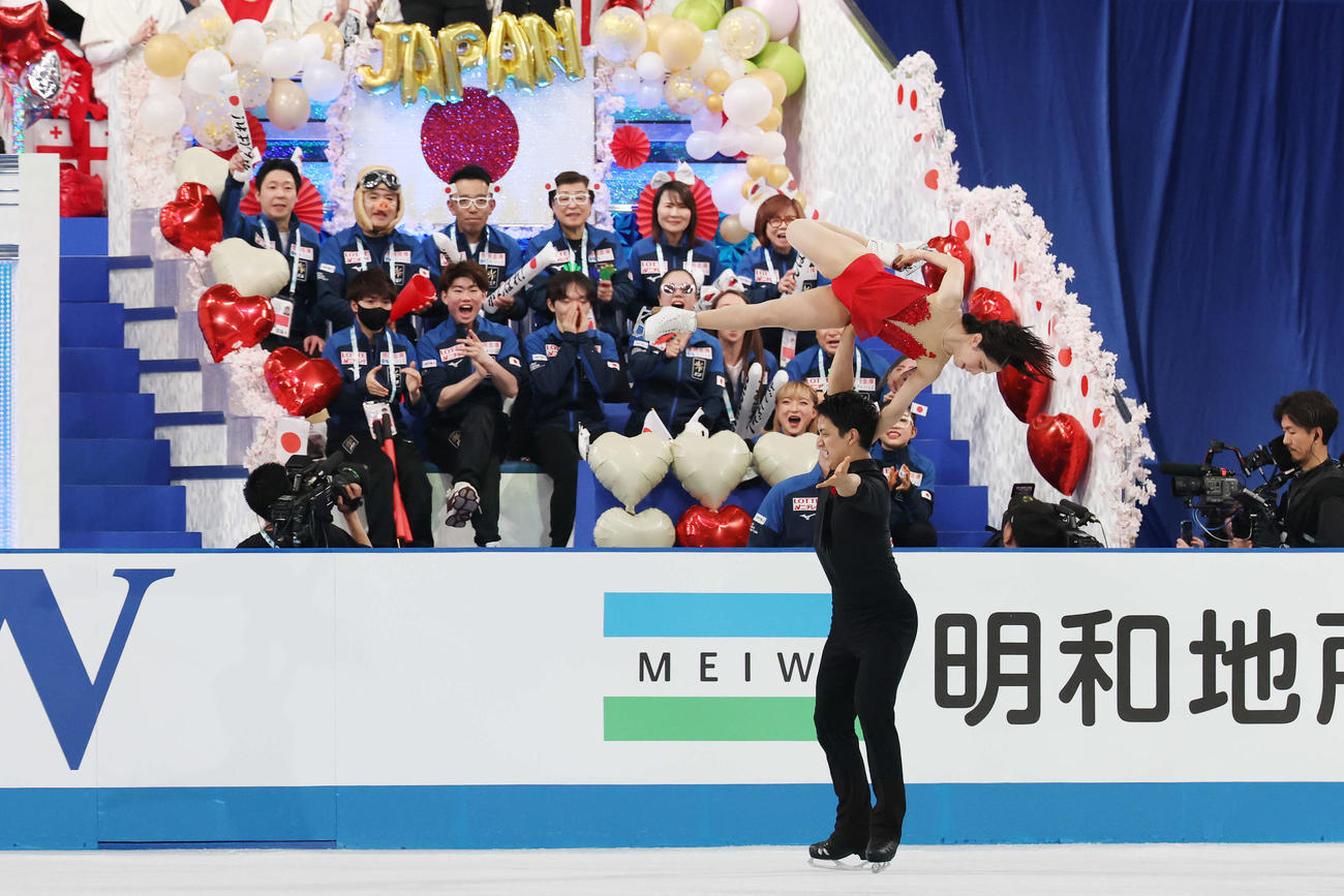 ペアフリー　華麗な演技を披露する三浦、木原組（撮影・宮地輝）
