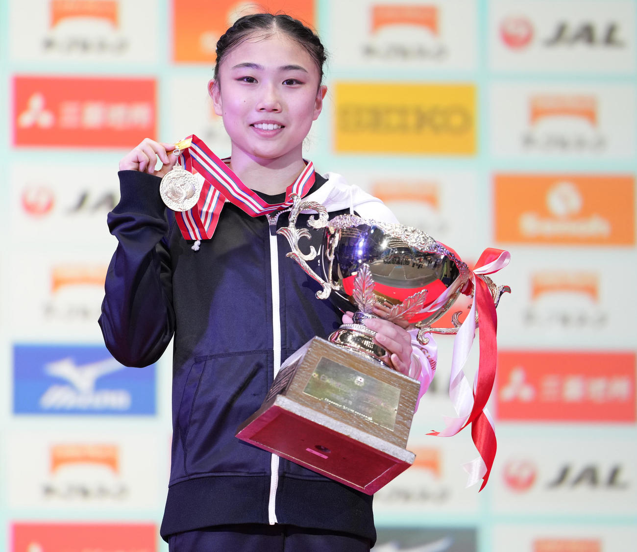女子決勝　優勝した岸は金メダルを手に笑顔（撮影・鈴木みどり）
