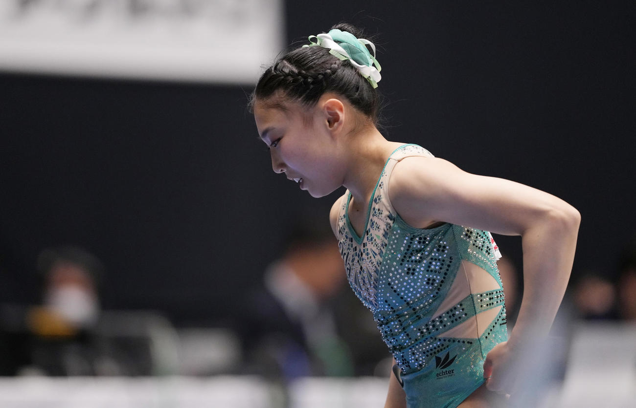 女子決勝　床運動の演技を終え、うつむく岸（撮影・鈴木みどり）