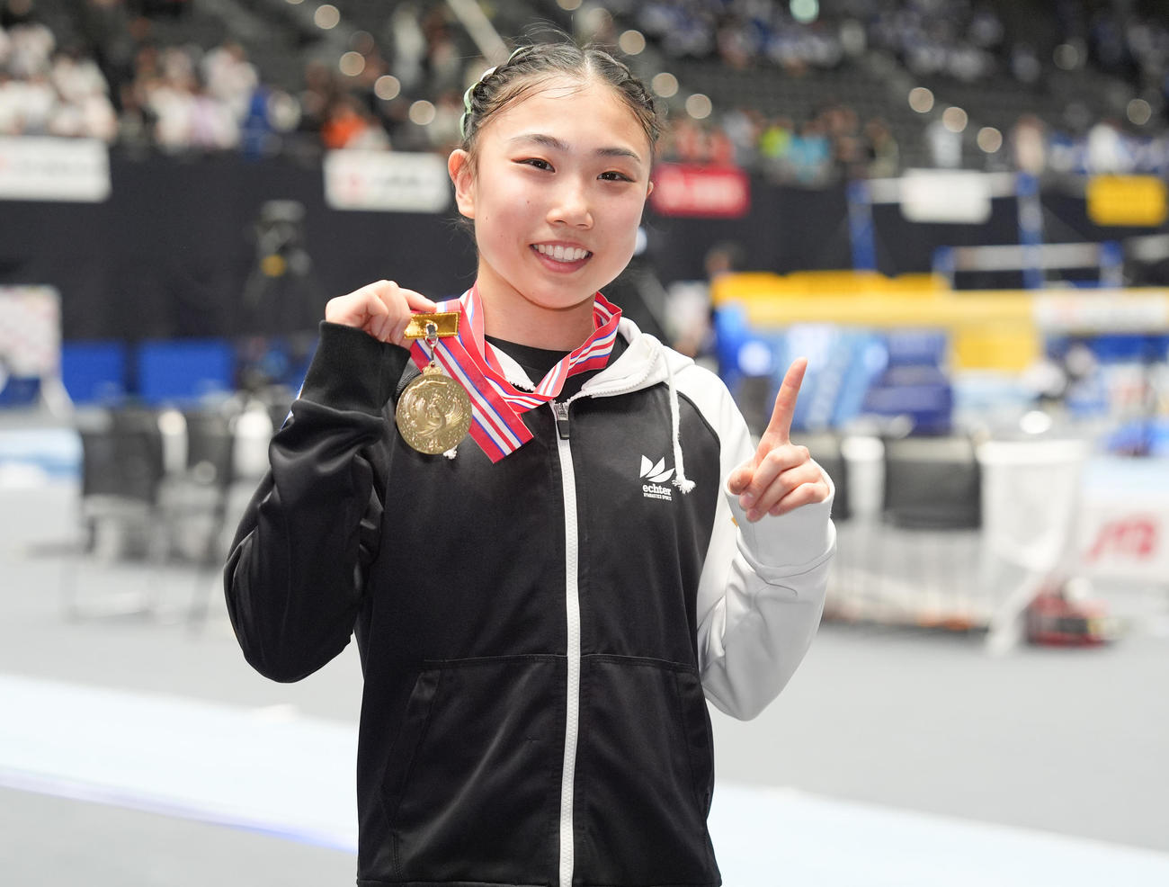 女子決勝　優勝し、金メダルを手に笑顔の岸（撮影・鈴木みどり）