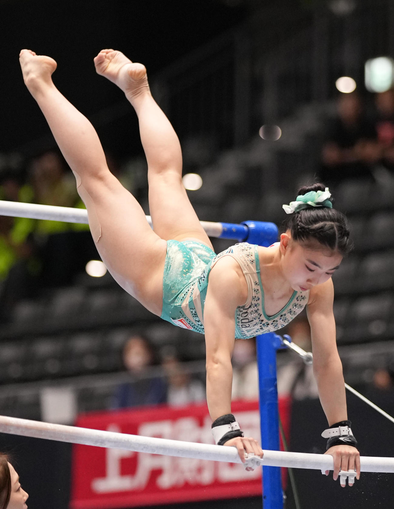 女子決勝　段違い平行棒の演技をする岸（撮影・鈴木みどり）