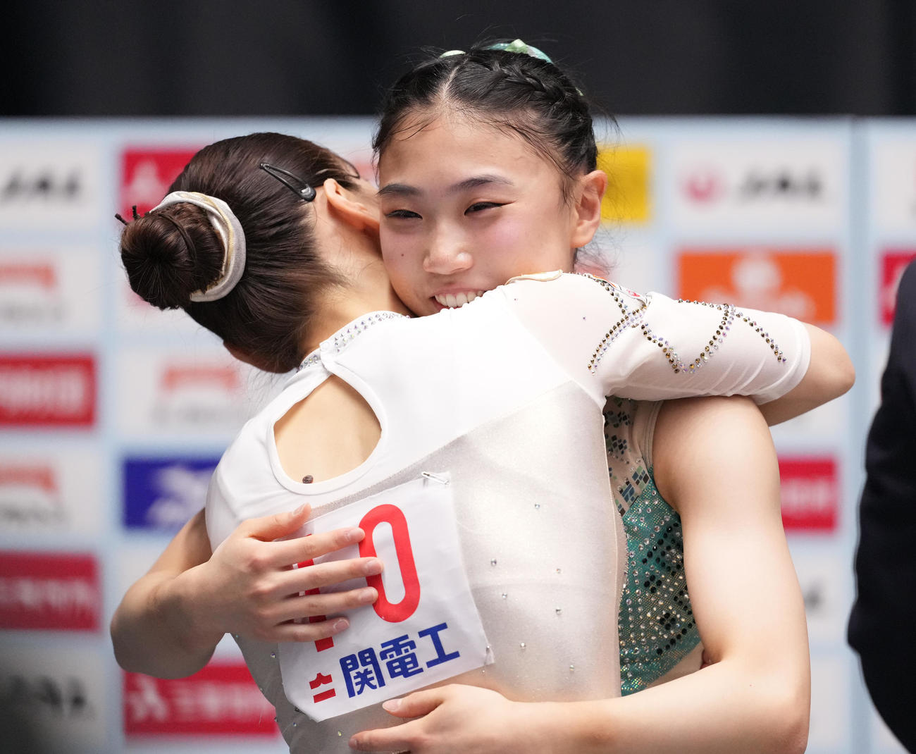 女子決勝　優勝し、2位の杉原（左）と笑顔でハグする岸（撮影・鈴木みどり）