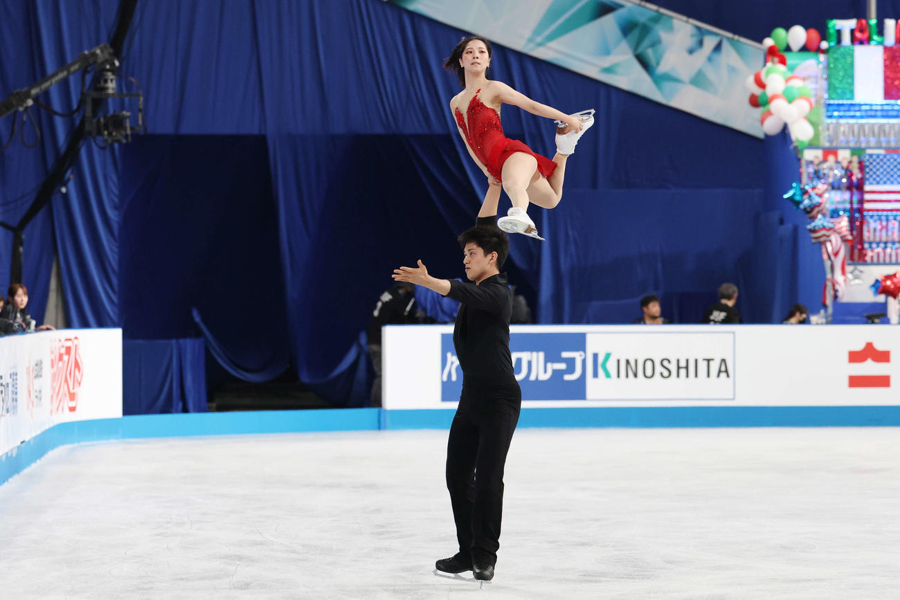 公式練習で演技の確認をする三浦、木原組（撮影・宮地輝）