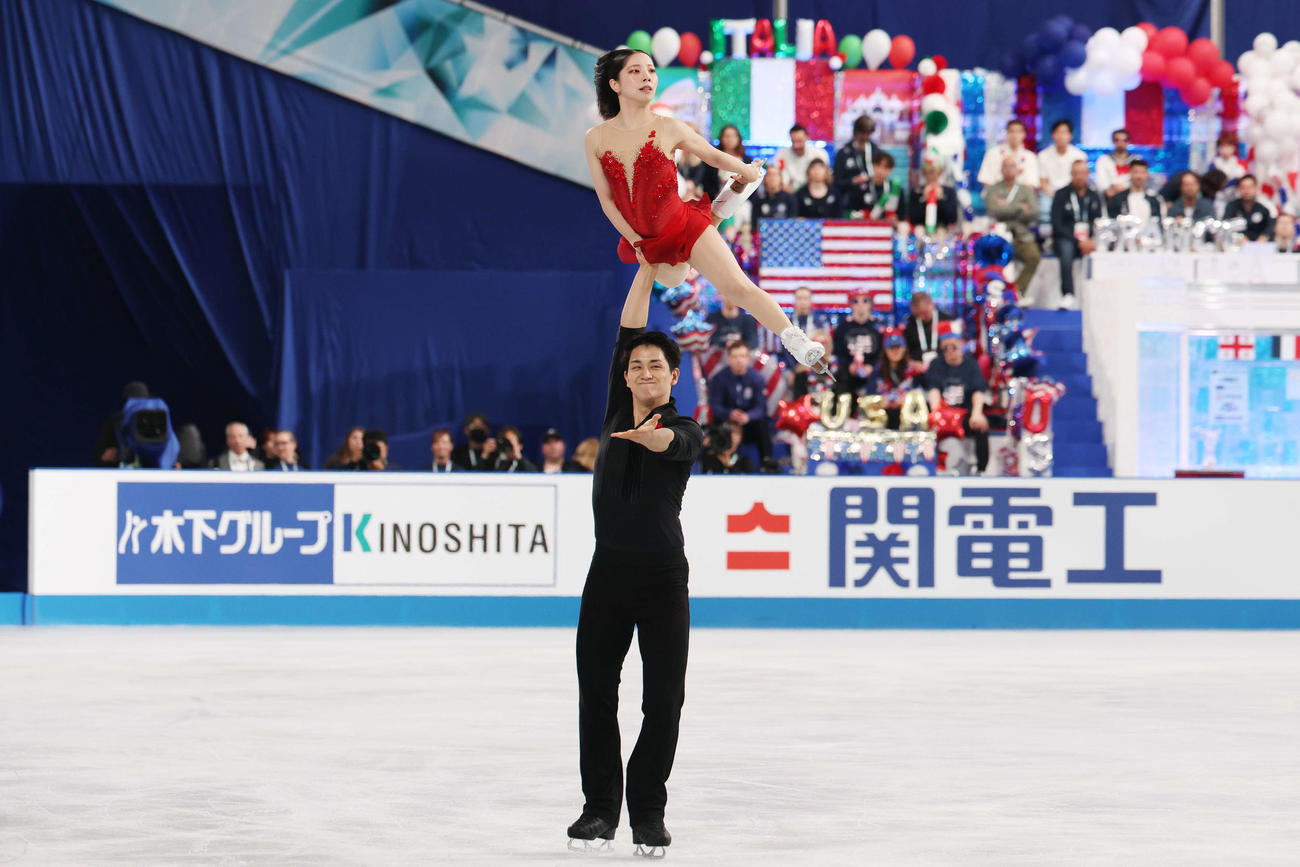 ペアフリー　華麗な演技を披露する三浦、木原組（撮影・宮地輝）