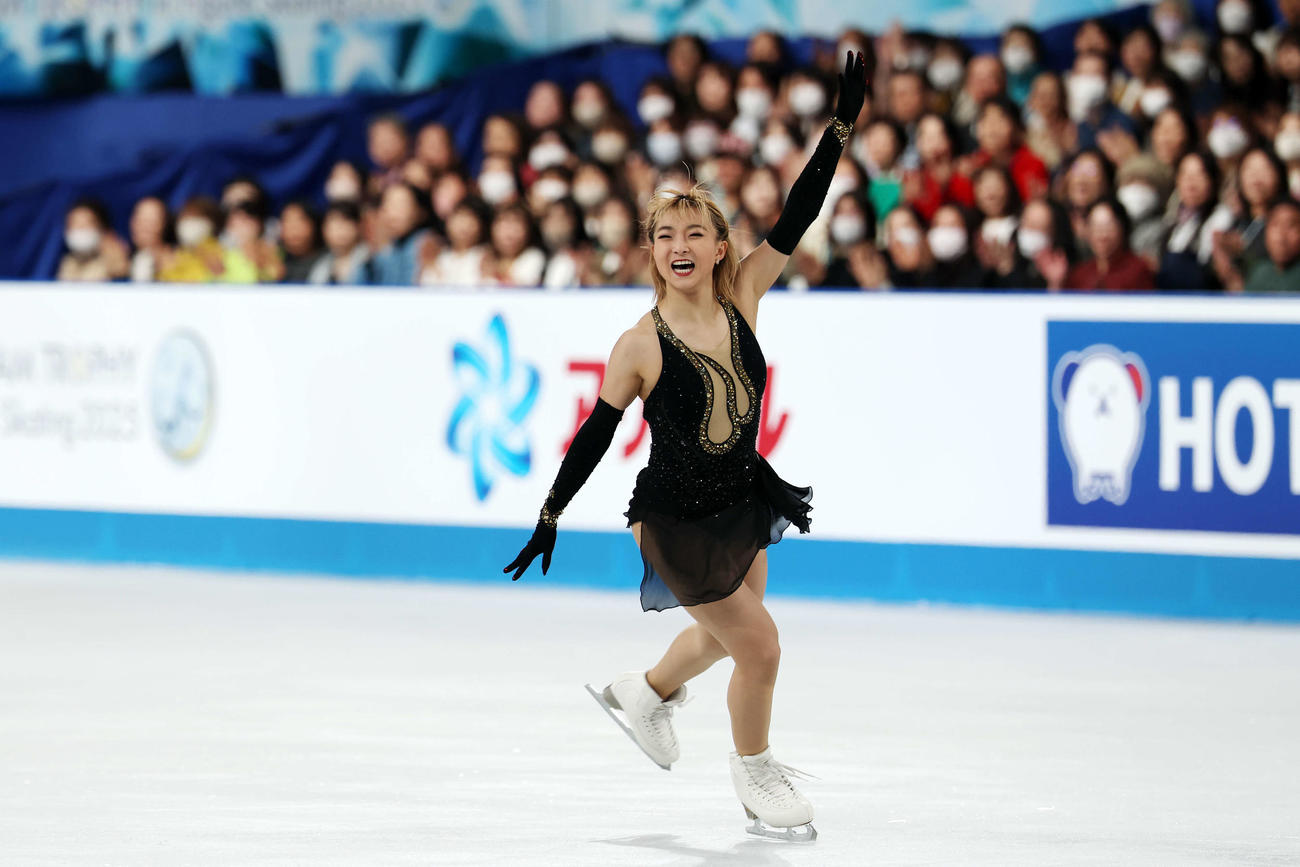 女子フリー　笑顔で演技を披露する坂本（撮影・宮地輝）