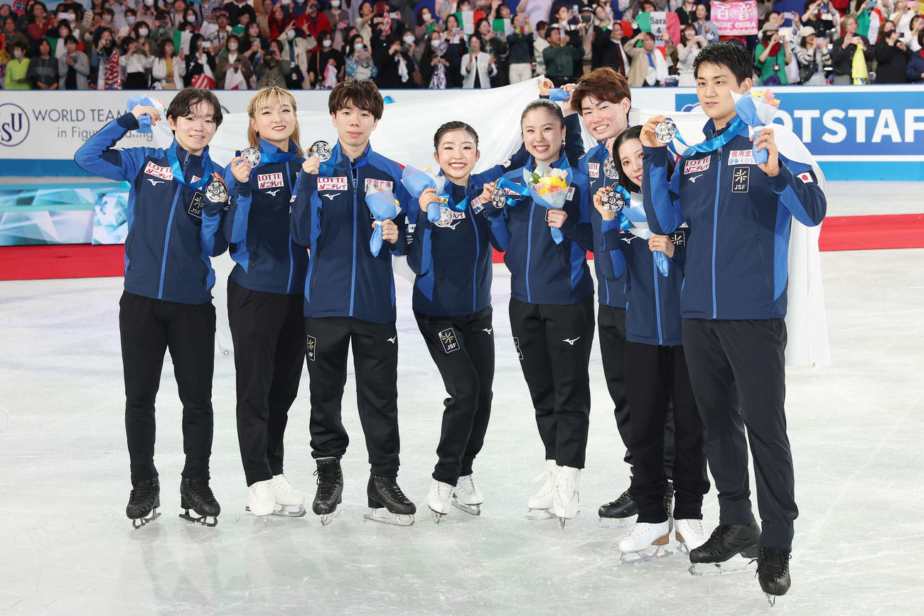 2位に輝き笑顔で記念撮影する、左から鍵山、坂本、佐藤、千葉、吉田、森田、三浦、木原（撮影・宮地輝）