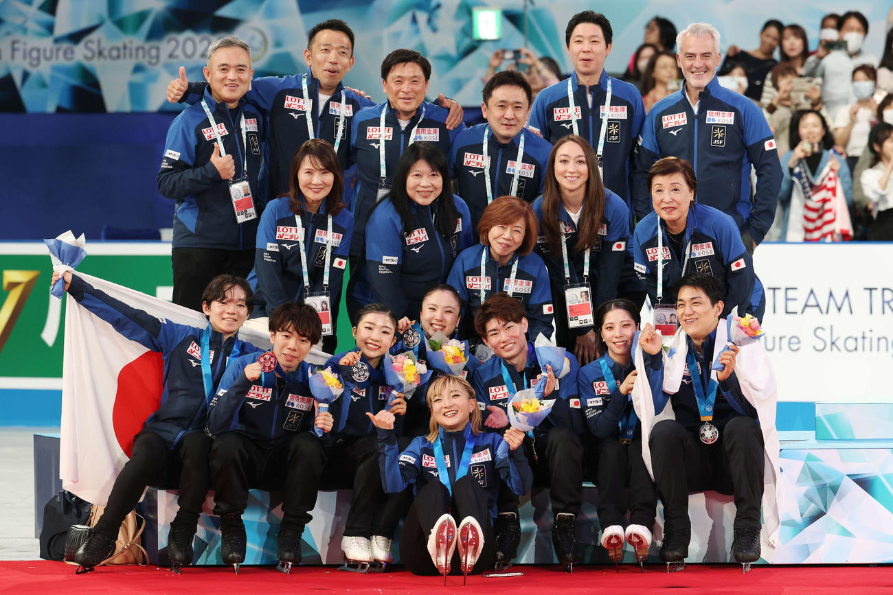 笑顔で記念撮影する日本チーム、前列左から鍵山、佐藤、千葉、吉田、坂本、森田、三浦、木原（撮影・宮地輝）