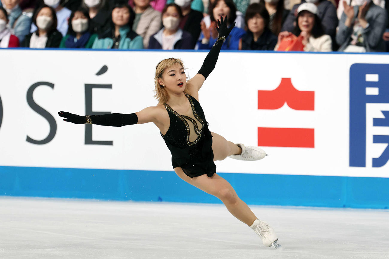 女子フリー　華麗な演技を披露する坂本（撮影・宮地輝）
