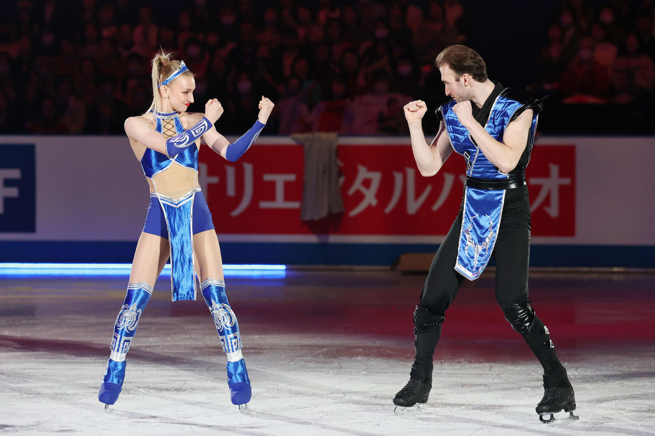 エキシビション　演技を披露するメテルキナ、ベルラバ組（撮影・宮地輝）