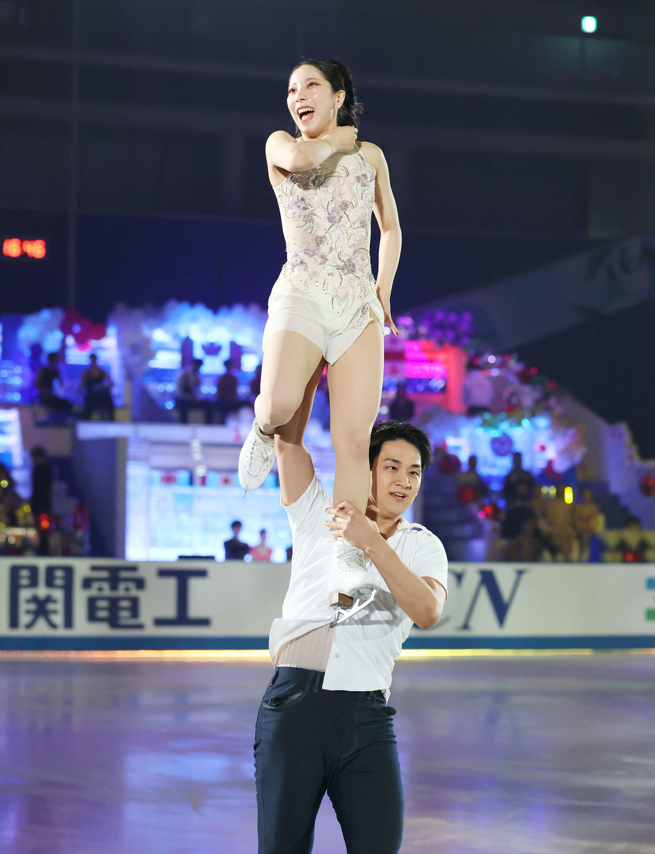 エキシビション　華麗な演技を披露する三浦、木原組（撮影・宮地輝）