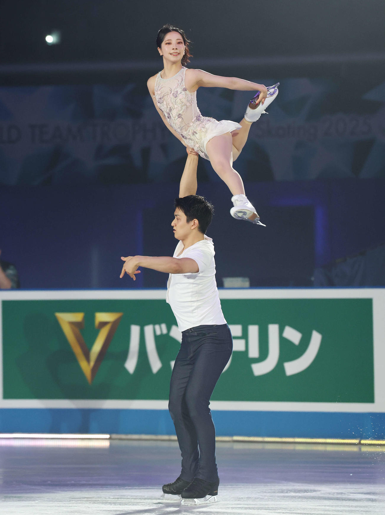 エキシビション　華麗な演技を披露する三浦、木原組（撮影・宮地輝）