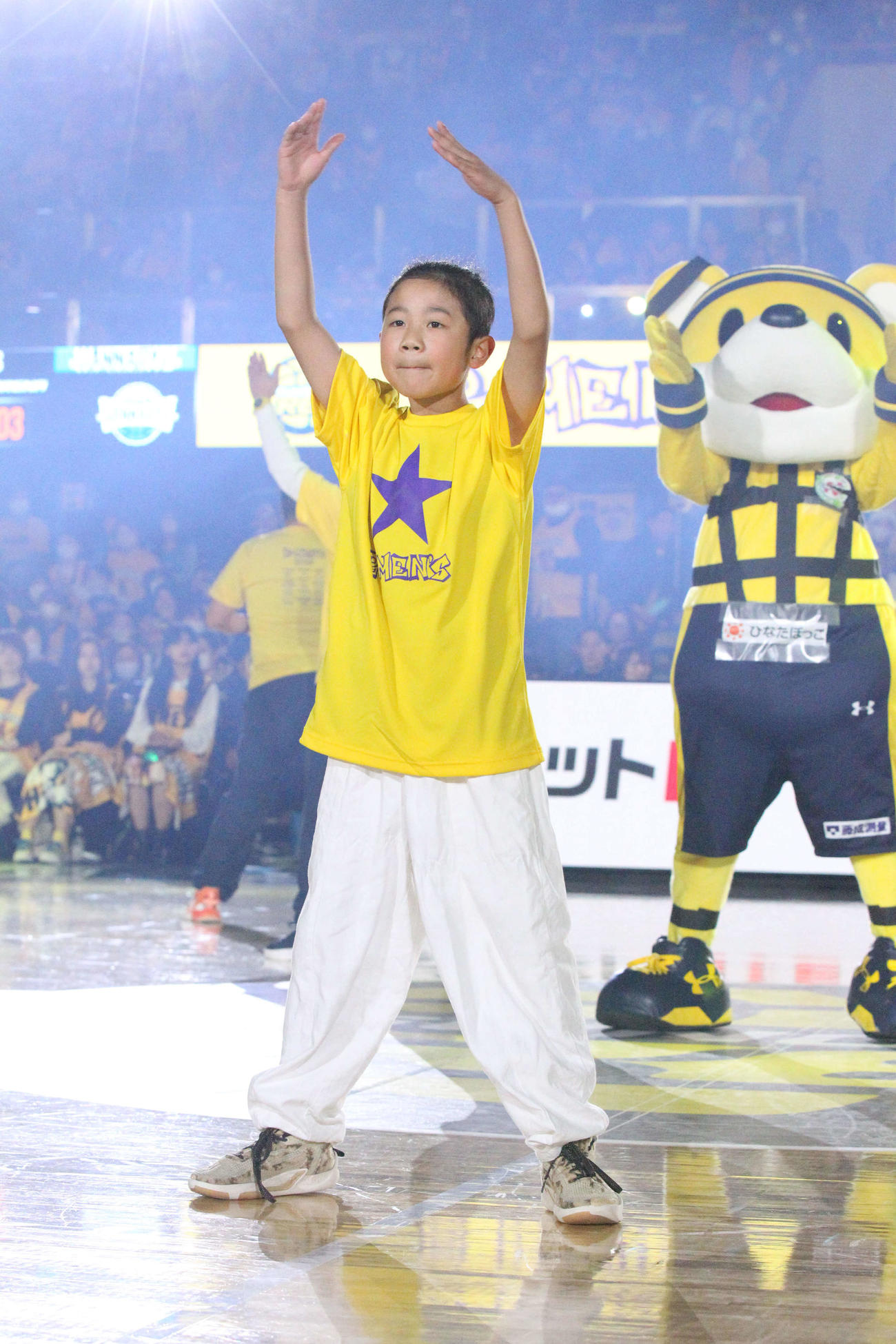 宇都宮対京都　男性だけのチアグループ「B－MEN’S」が京都戦前にダンスを披露（撮影・沢田啓太郎）