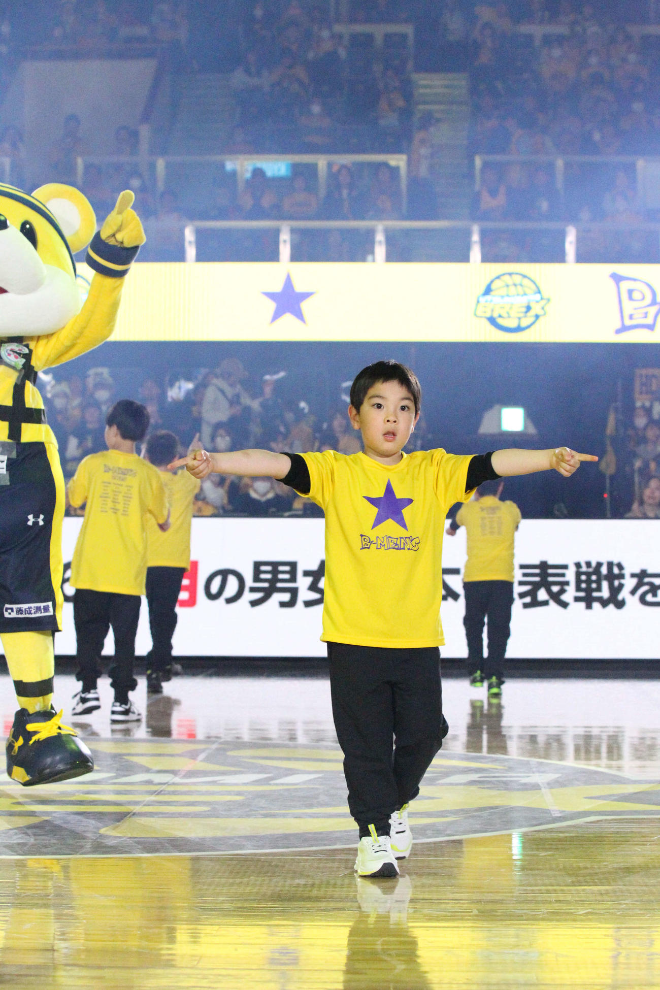宇都宮対京都　男性だけのチアグループ「B－MEN’S」が京都戦前にダンスを披露（撮影・沢田啓太郎）
