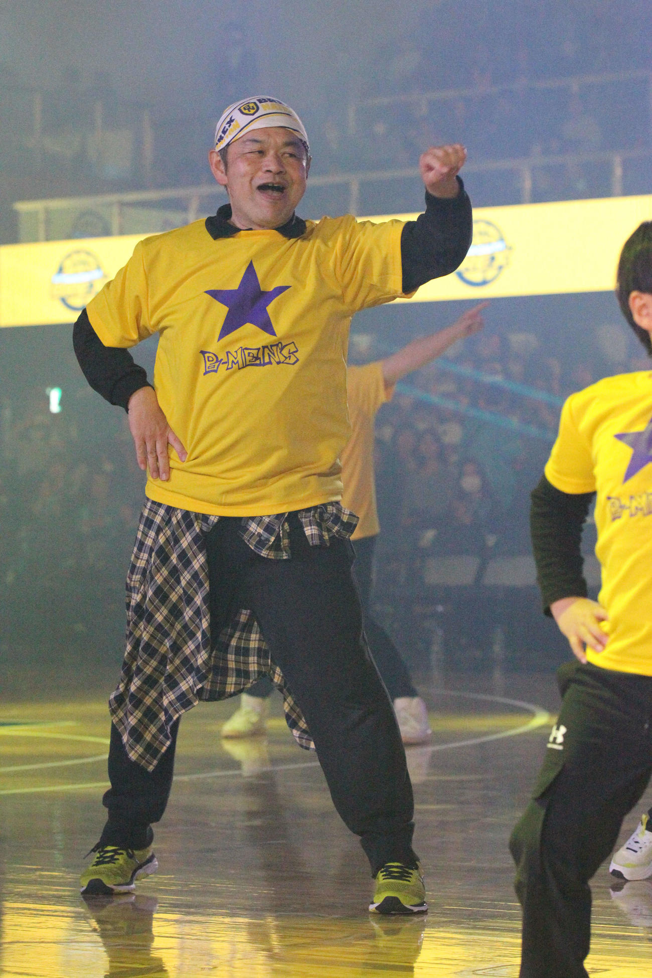 宇都宮対京都　男性だけのチアグループ「B－MEN’S」が京都戦前にダンスを披露（撮影・沢田啓太郎）