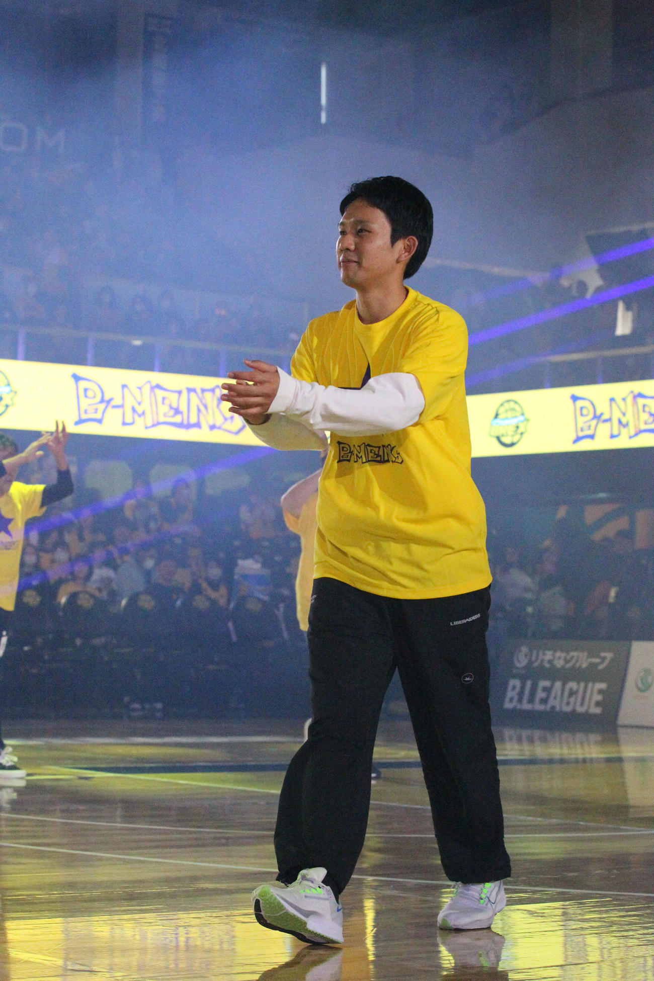 宇都宮対京都　男性だけのチアグループ「B－MEN’S」が京都戦前にダンスを披露（撮影・沢田啓太郎）