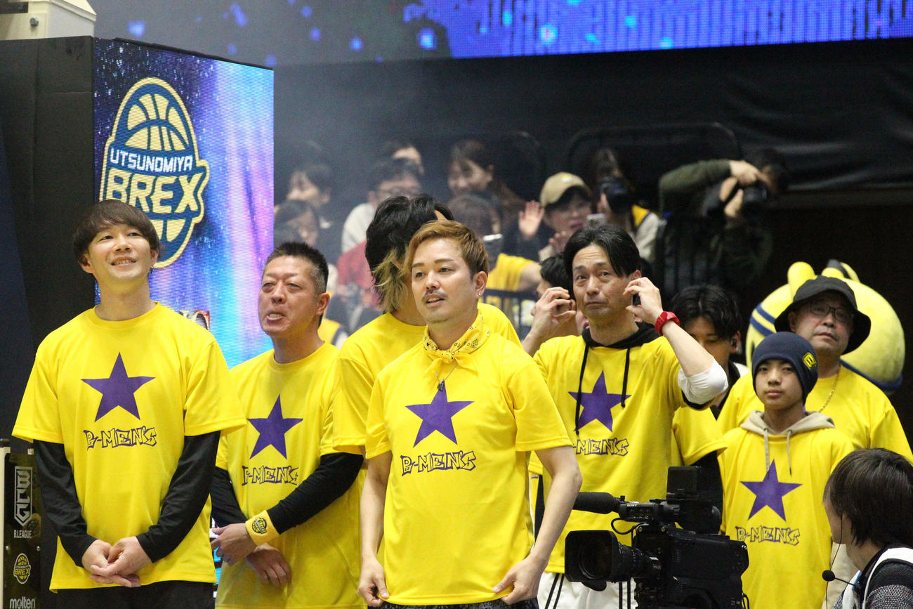宇都宮対京都　男性だけのチアグループ「B－MEN’S」が京都戦前にダンスを披露。出番を待つメンバーたち（撮影・沢田啓太郎）