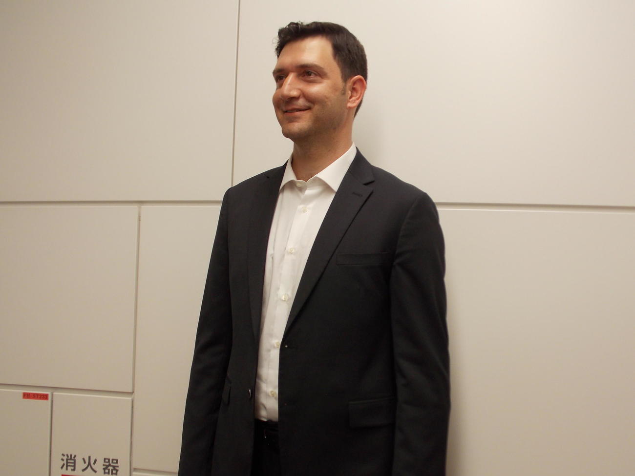 羽田空港に来日したバレーボール女子日本代表のフェルハト・アクバシュ新監督（撮影・松本航）