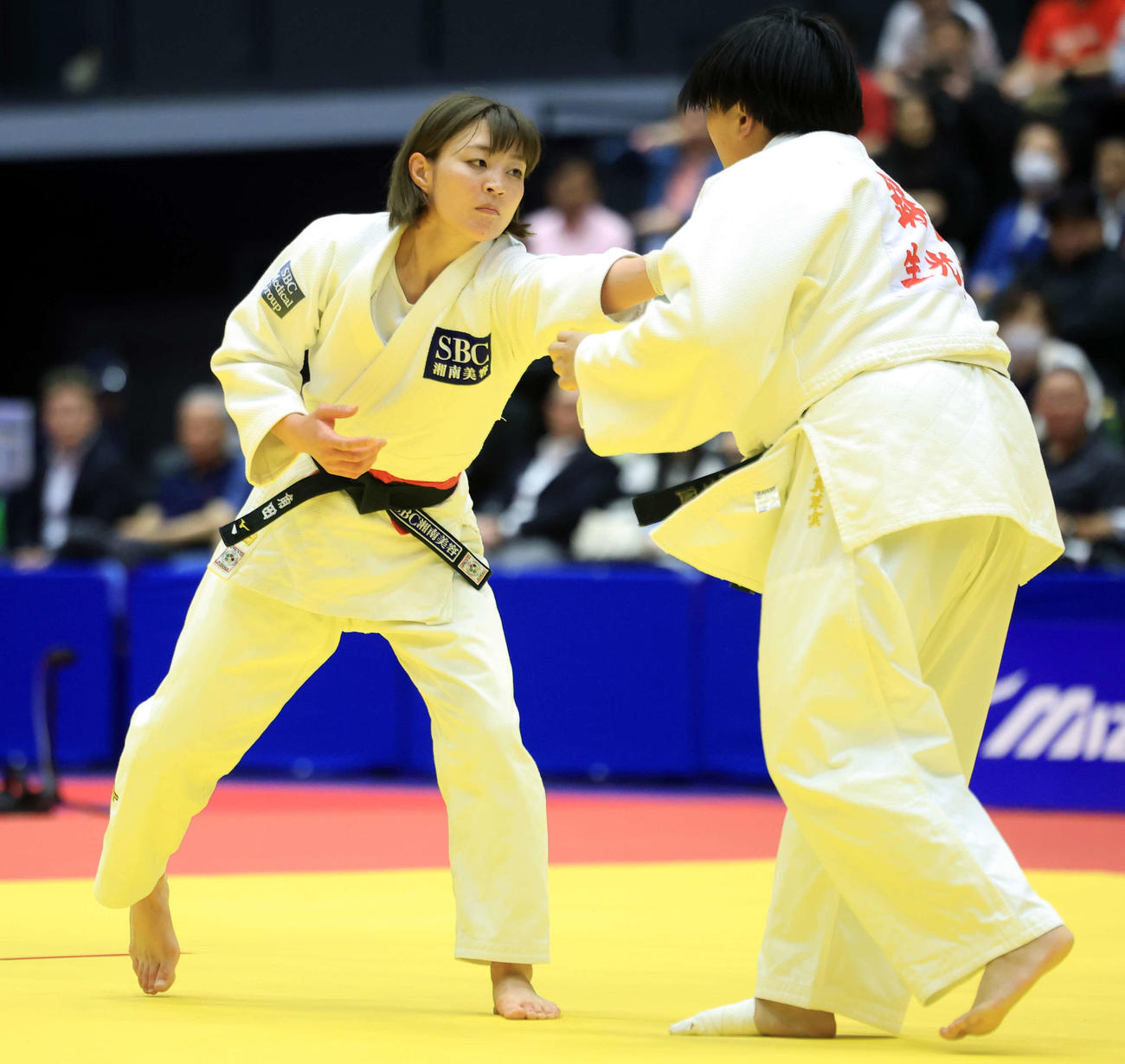 女子無差別1回戦　角田夏実対鋳山真菜実　果敢に攻め判定勝ちした角田（左）（撮影・浅見桂子）