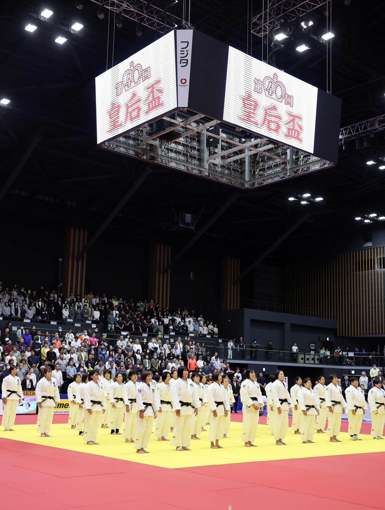 開会式で整列する角田（左手前）ら（撮影・浅見桂子）