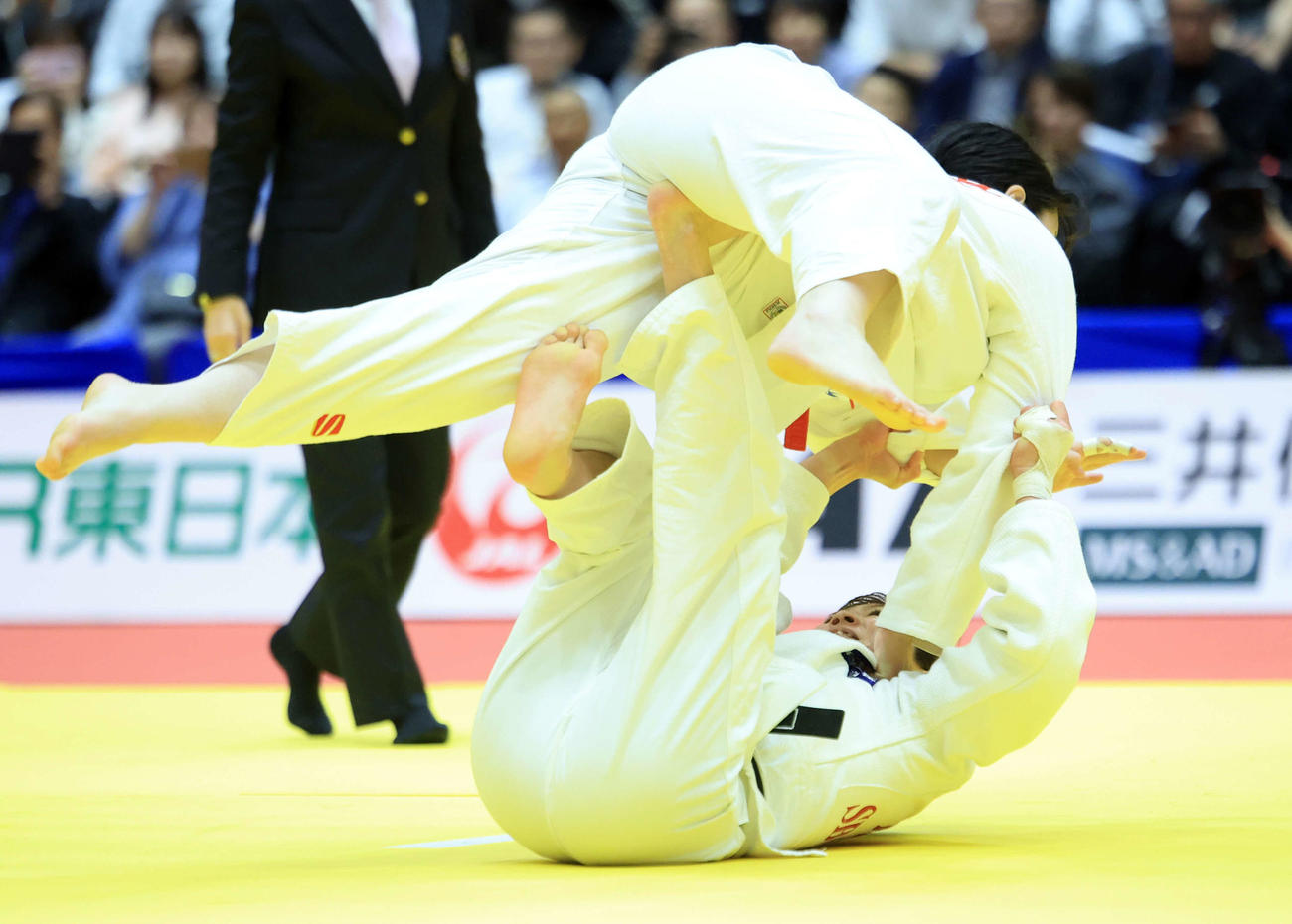 女子無差別2回戦　角田夏実対橋高朱里　ともえ投げを仕掛け有効を奪う角田（下）（撮影・浅見桂子）