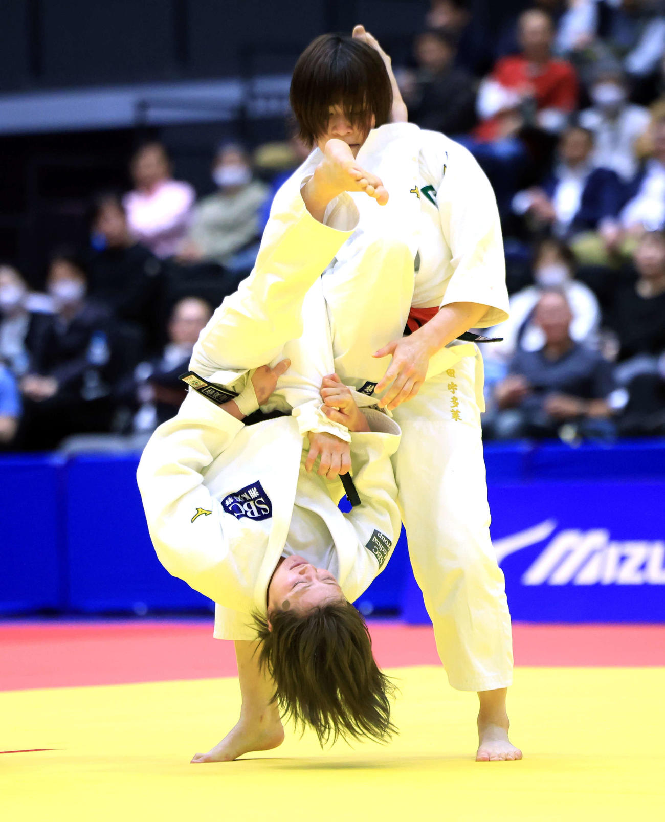 女子無差別3回戦　角田夏実対寺田宇多菜　攻めきれず判定負けを喫した角田（手前）（撮影・浅見桂子）