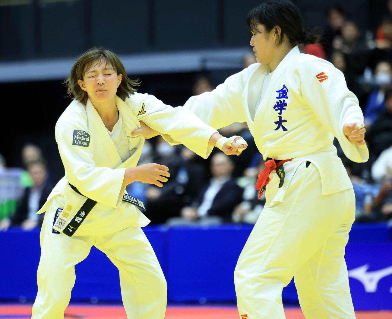 女子無差別2回戦　角田夏実対橋高朱里　橋高（右）の指が右目近くに当たり、思わず顔をそらす角田（撮影・浅見桂子）
