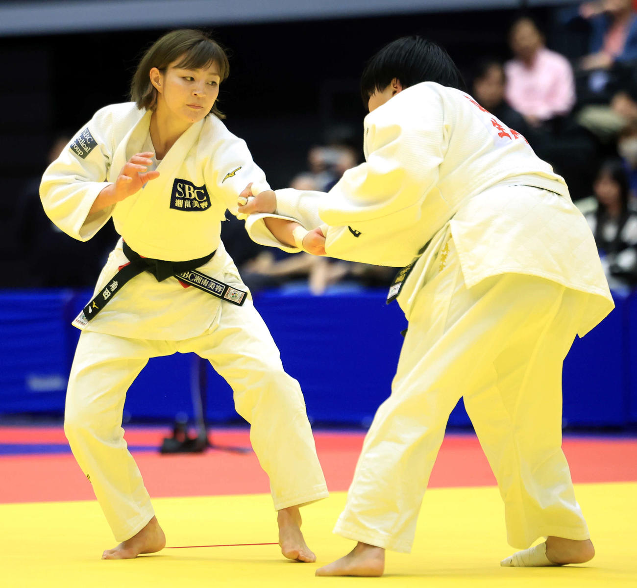 女子無差別1回戦　角田夏実対鋳山真菜実　果敢に攻め判定勝ちした角田（左）（撮影・浅見桂子）