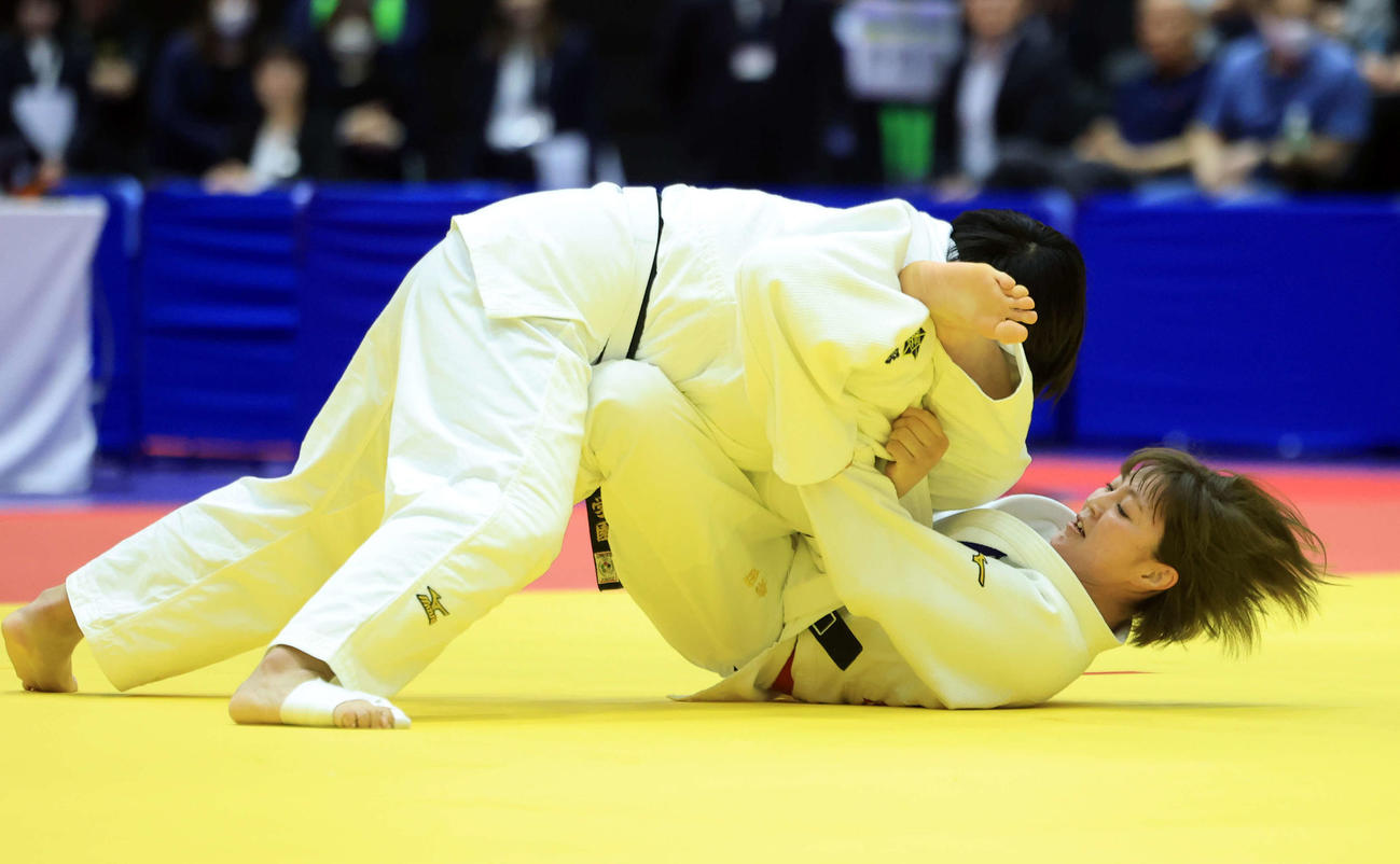 女子無差別1回戦　角田夏実対鋳山真菜実　果敢に攻め判定勝ちした角田（下）（撮影・浅見桂子）