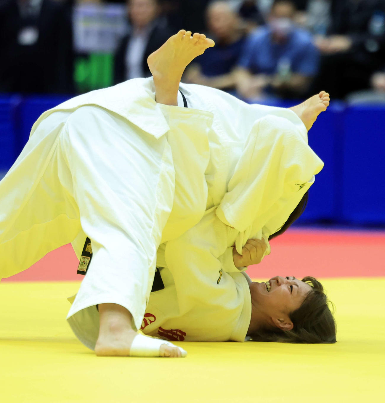 女子無差別1回戦　角田夏実対鋳山真菜実　果敢に攻め判定勝ちした角田（下）（撮影・浅見桂子）