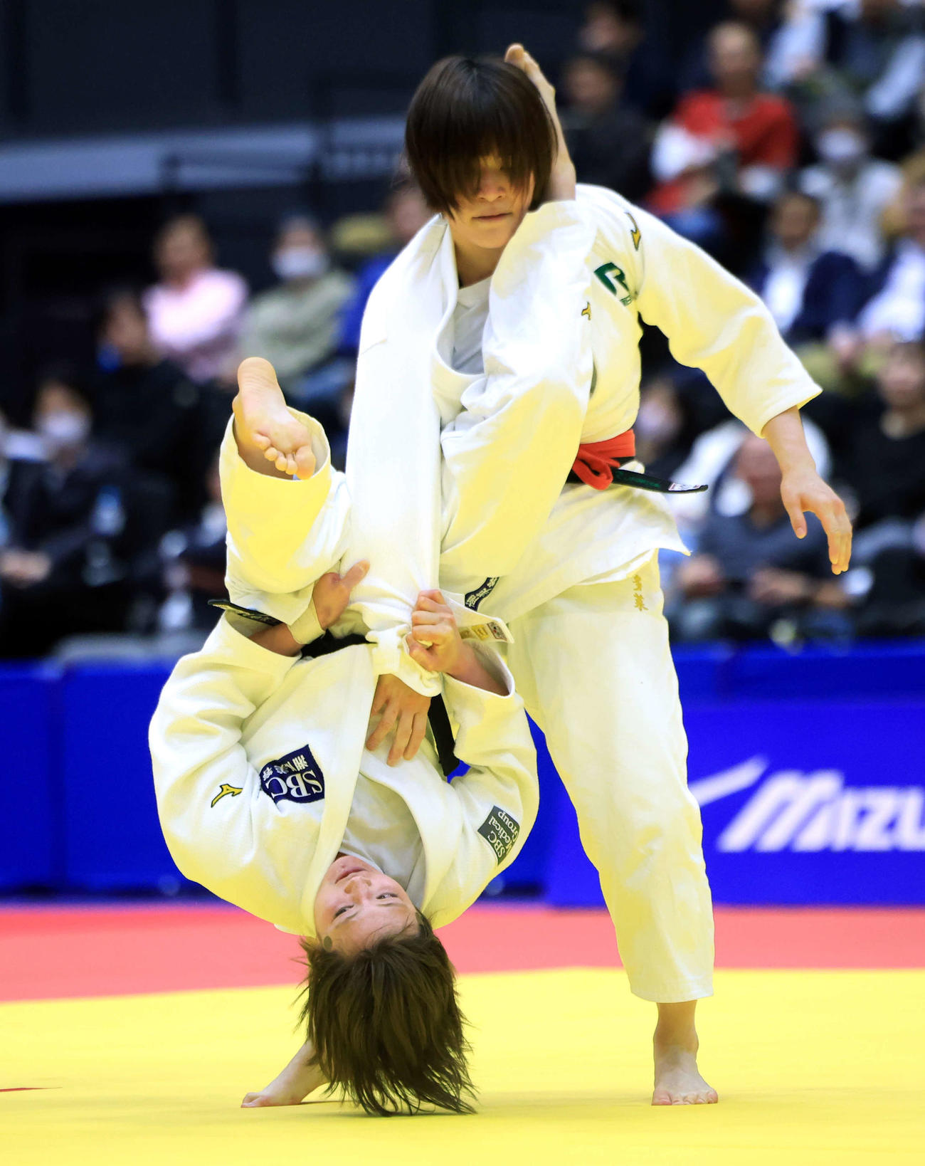 女子無差別3回戦　角田夏実対寺田宇多菜　攻めきれず判定負けを喫した角田（手前）（撮影・浅見桂子）