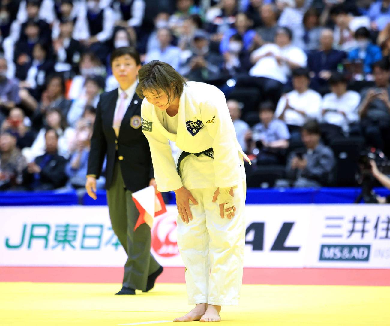 女子無差別3回戦　角田夏実対寺田宇多菜　攻めきれず判定負けを喫して一礼する角田（撮影・浅見桂子）