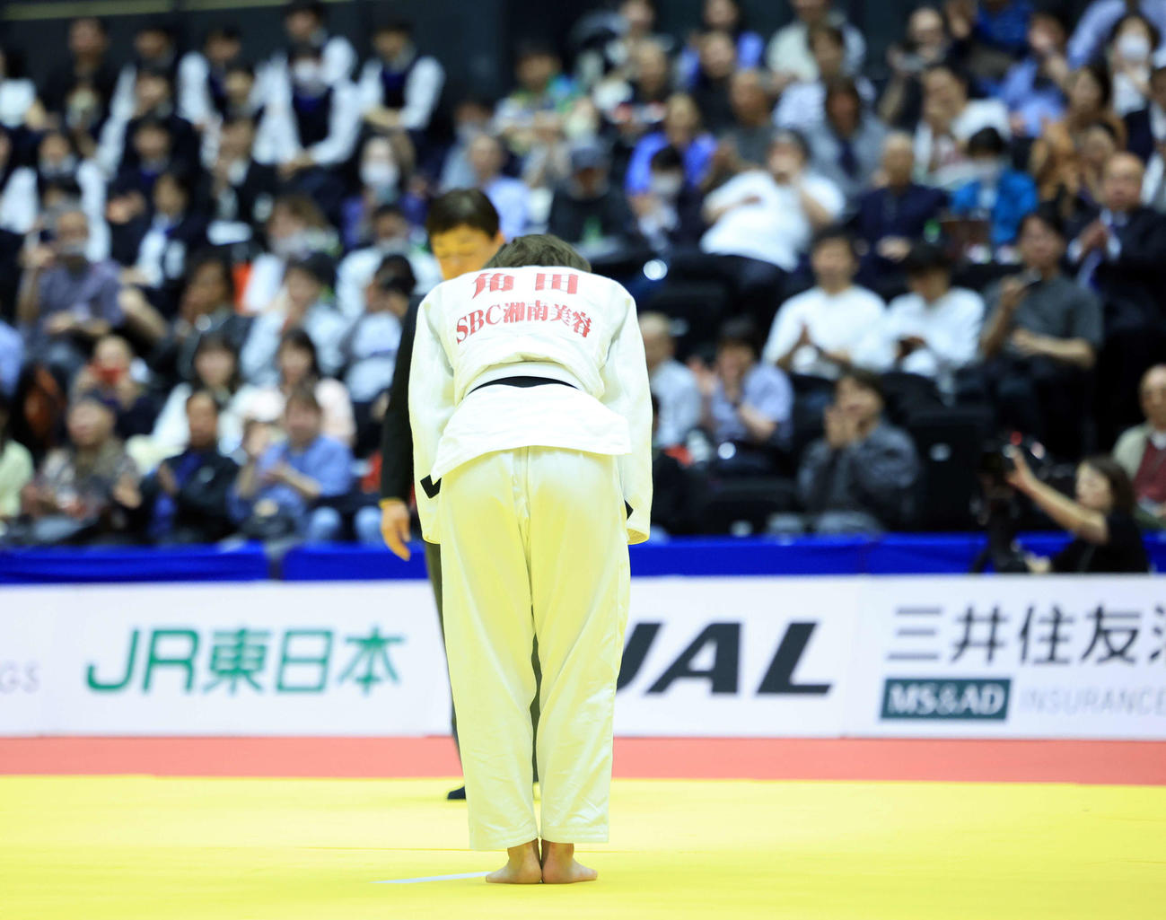 女子無差別3回戦　角田夏実対寺田宇多菜　攻めきれず判定負けを喫して一礼する角田（撮影・浅見桂子）