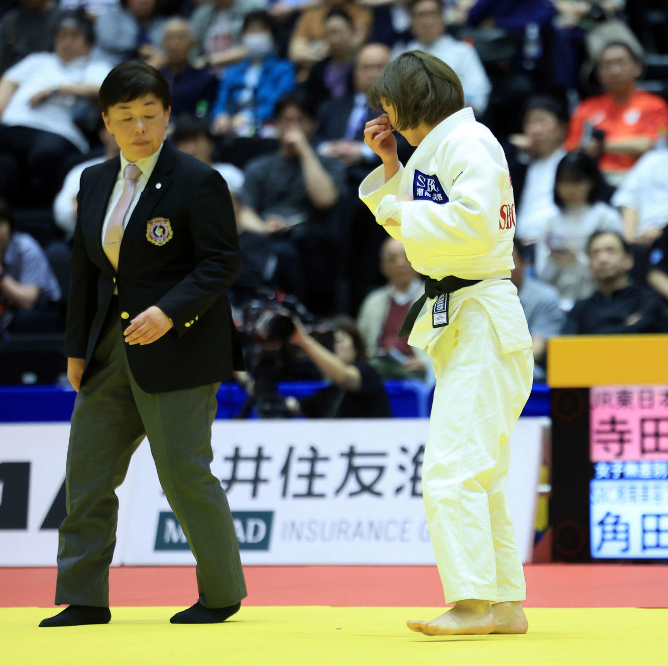 女子無差別3回戦　角田夏実対寺田宇多菜　試合中、左目を気にする角田（撮影・浅見桂子）