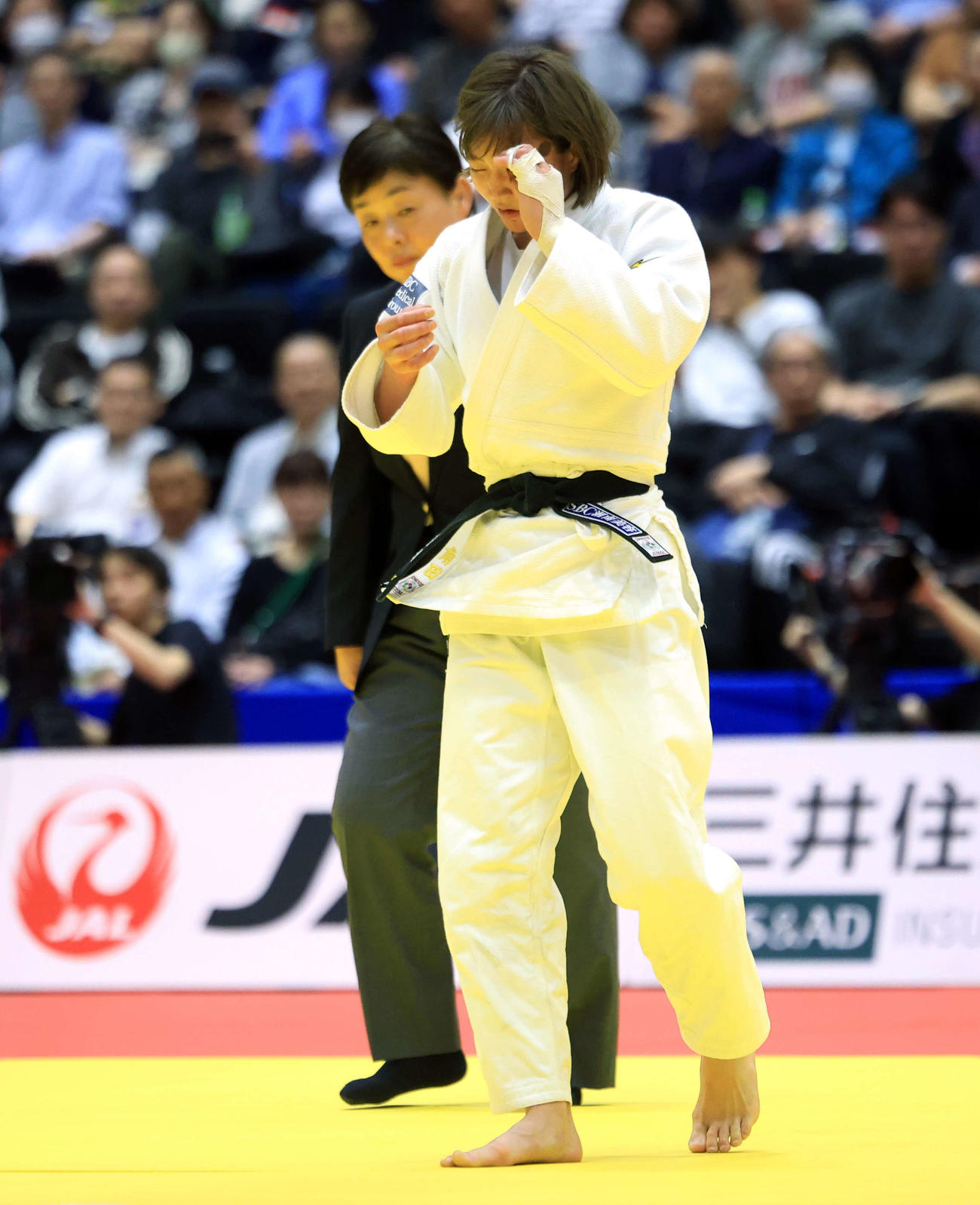女子無差別3回戦　角田夏実対寺田宇多菜　試合中、左目を気にする角田（撮影・浅見桂子）
