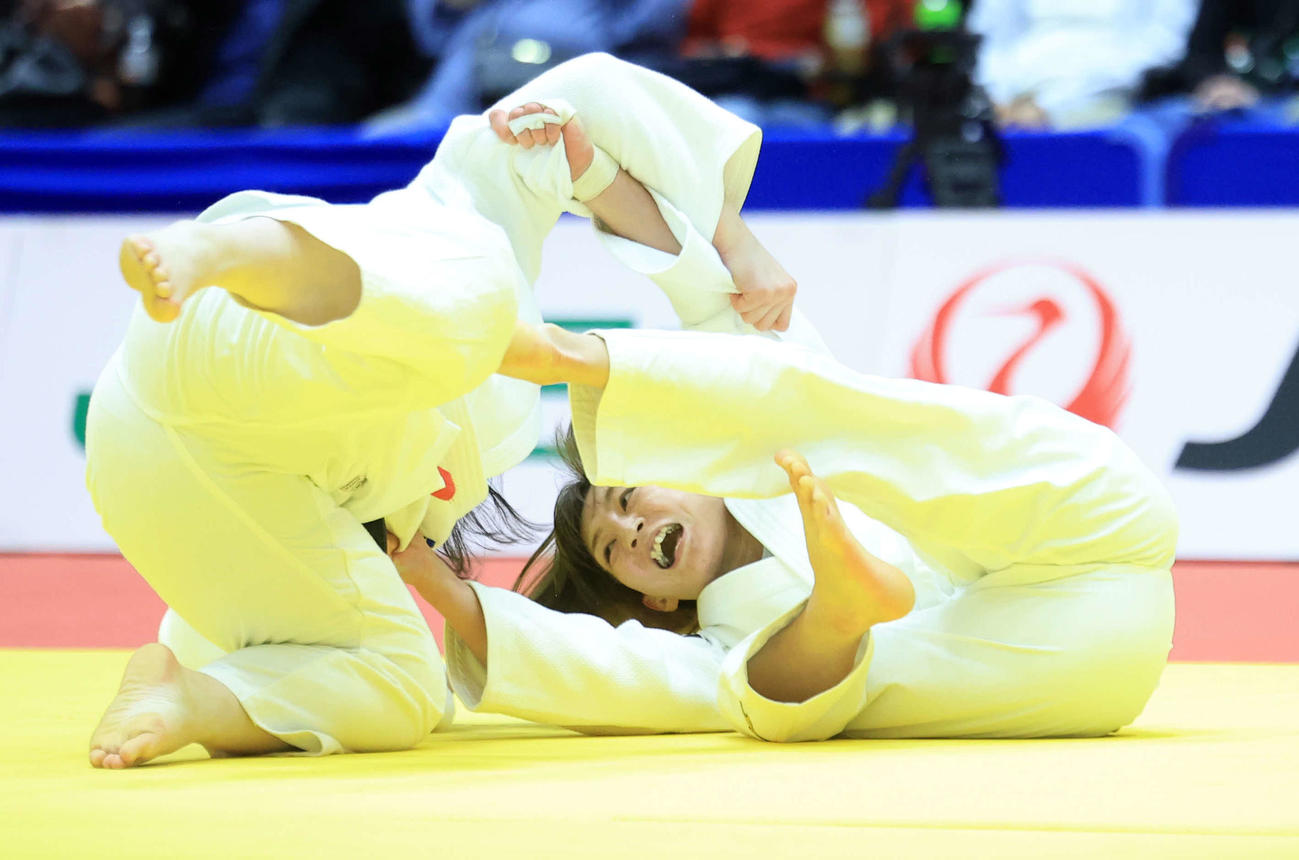 女子無差別2回戦　角田夏実対橋高朱里　果敢に仕掛ける角田（右）（撮影・浅見桂子）