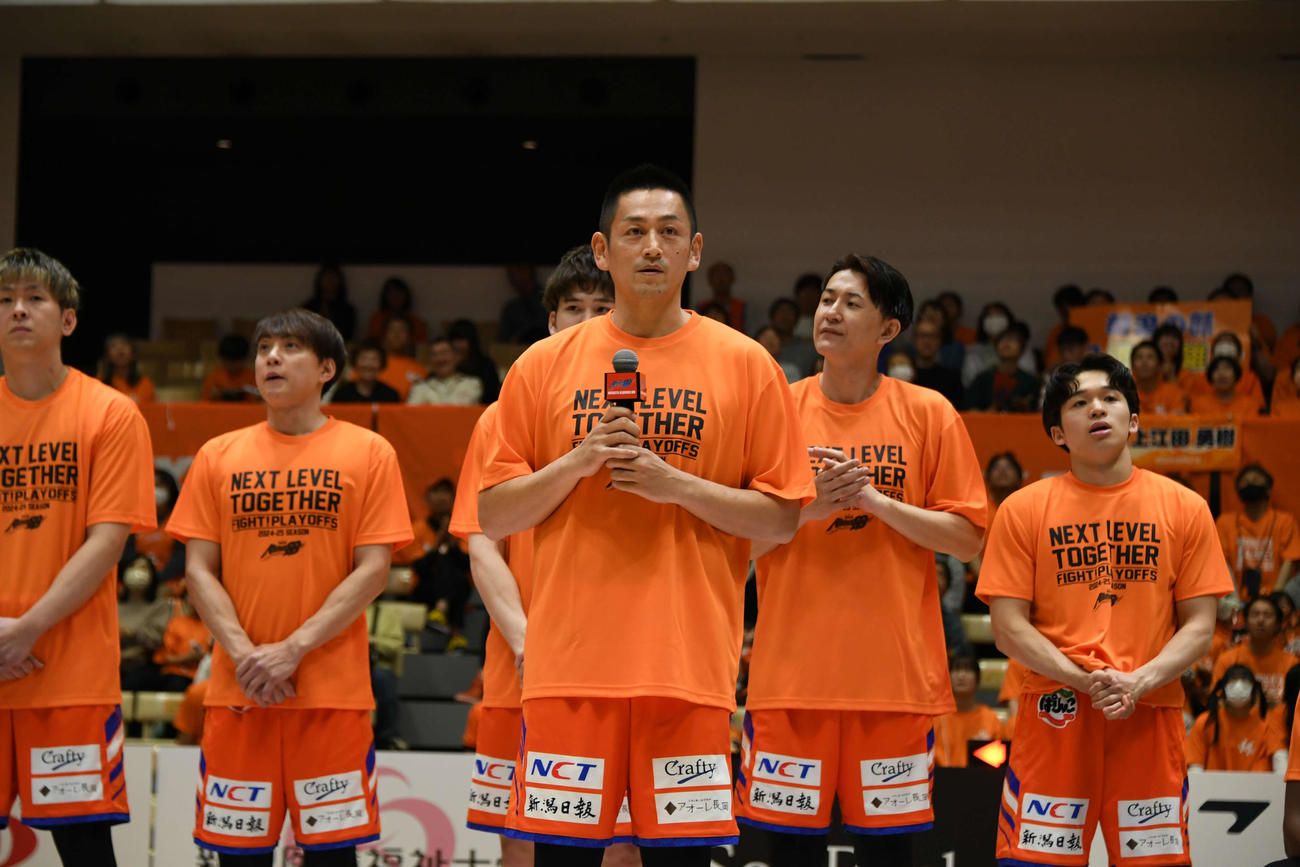 マイクを手に観客にあいさつする池田主将