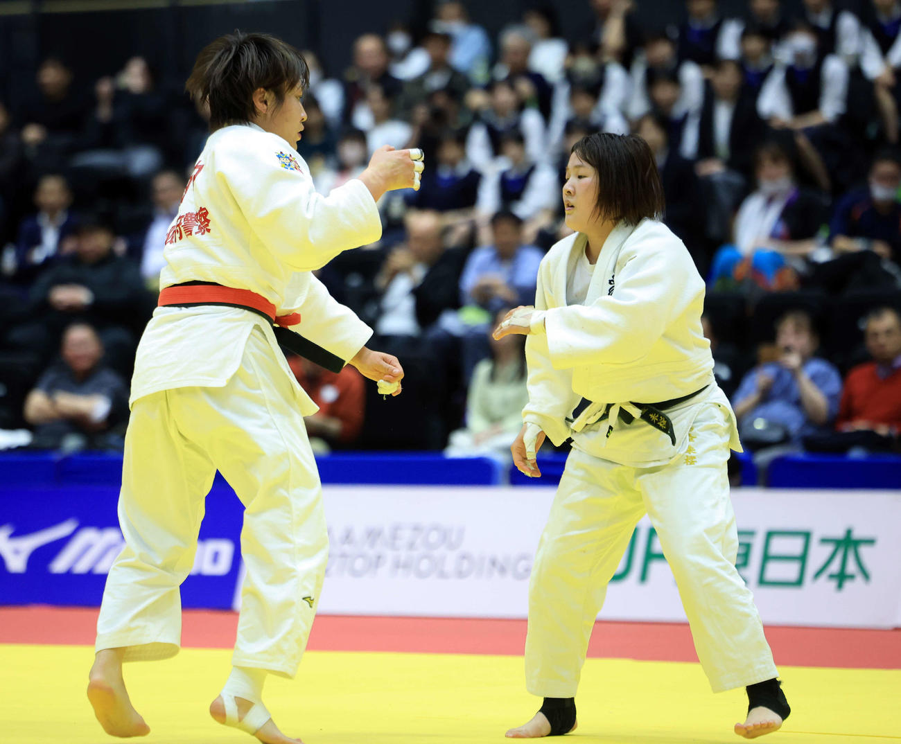 女子無差別決勝　田中伶奈対白金未桜　田中（左）と対戦する白金（撮影・浅見桂子）