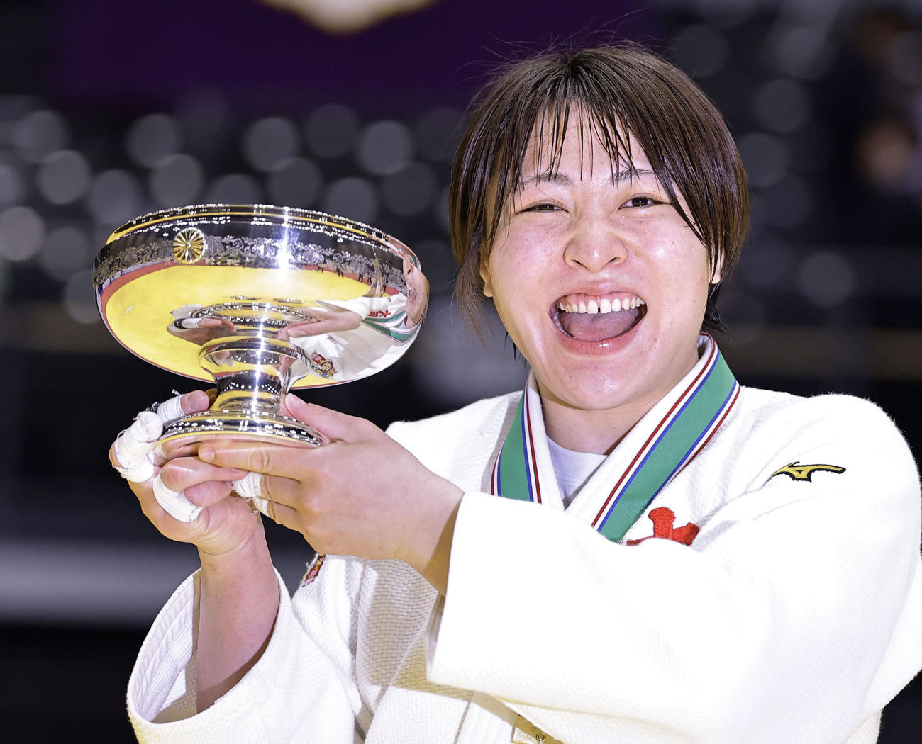 全日本女子選手権で初優勝し、皇后杯を手に笑顔の田中伶奈（共同）