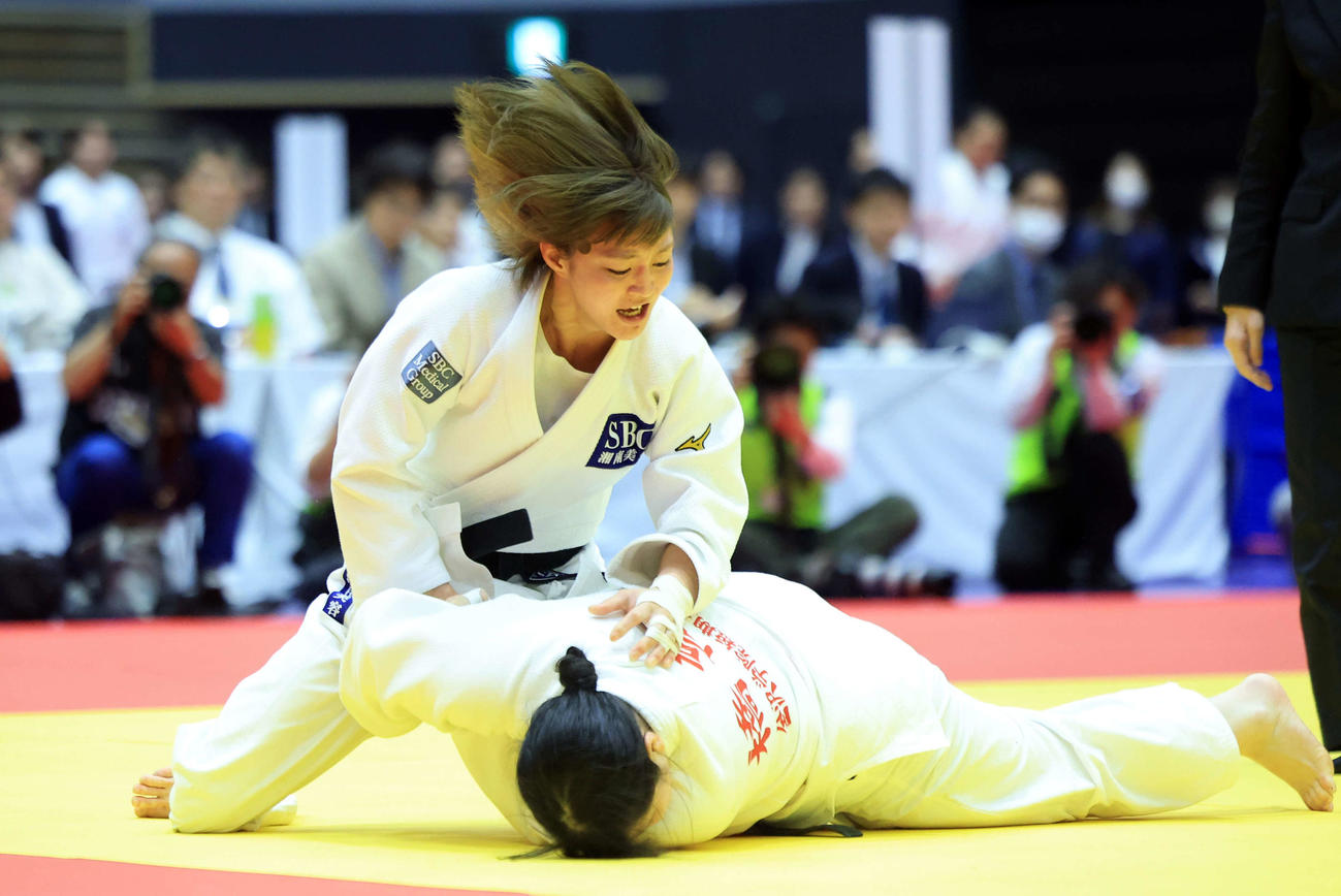 女子無差別2回戦　角田夏実対橋高朱里　果敢に仕掛ける角田（上）（撮影・浅見桂子）